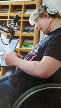 gutt med funksjonshemning i musikkstudio