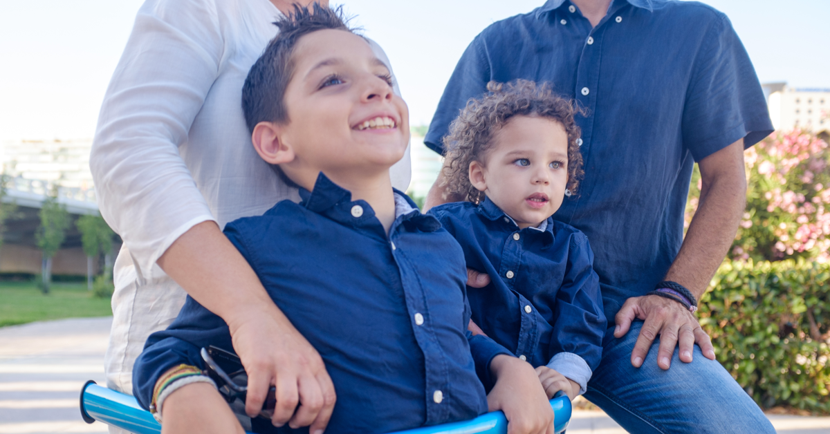 Brødre kledd i blått. Blogger av foreldre med barn som bruker hjelpemidller fra Made for Movement